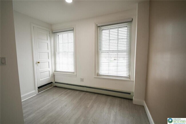 Building Photo - 459 Linden St