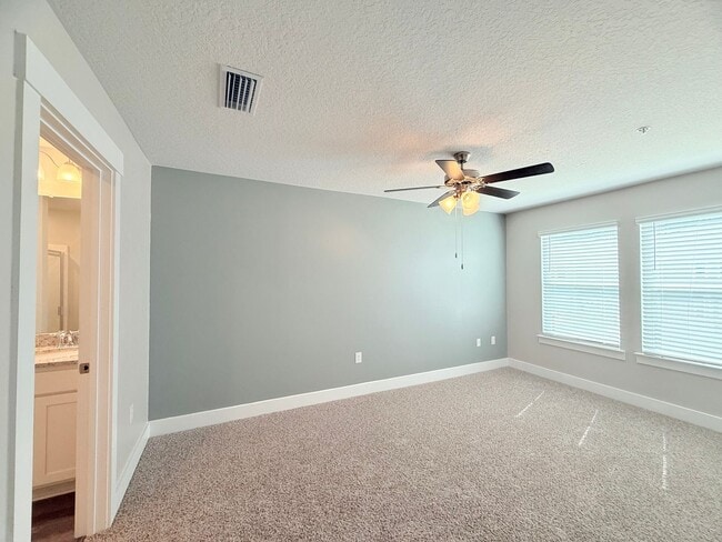 Building Photo - 3 Bed/2.5 Bath Townhome - Prime Pensacola ...