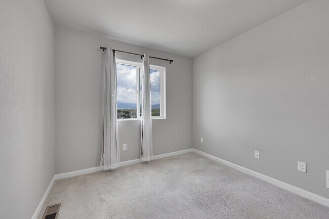 Building Photo - $2,150 - 3 Bed, 2.5 Bath Updated Townhome ...
