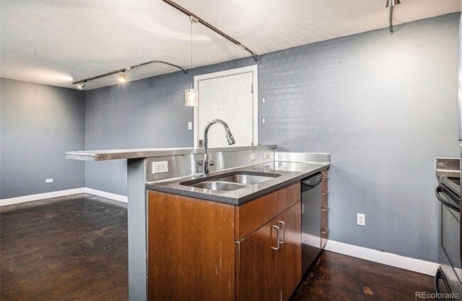 Building Photo - Great Capital Hill 1 Bedroom Garden Level Condo/ Water trash, and Heat Included