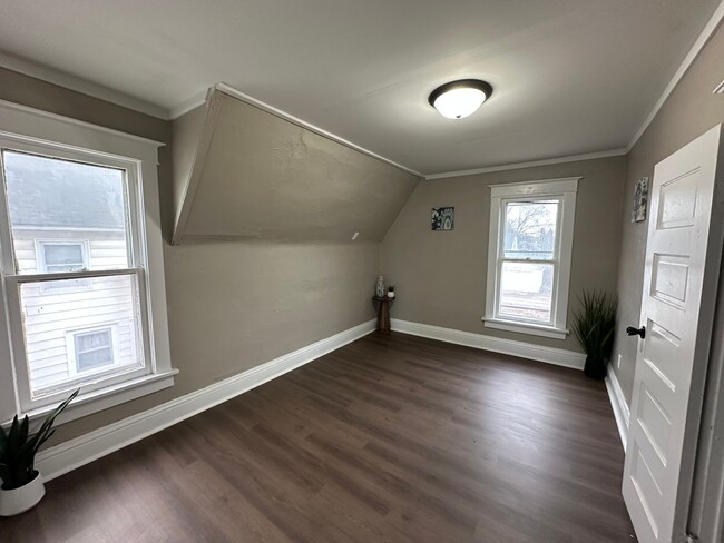 Building Photo - Newly remodeled 3 bed, 1 bath home for ren...