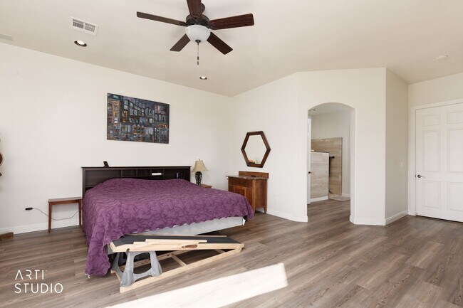Building Photo - Beautiful home located in the gated commun...