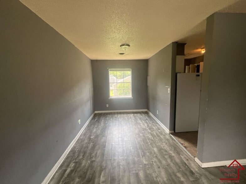 Building Photo - 411 Elm Ave