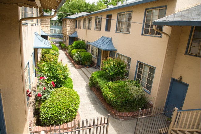 Primary Photo - Kenwood Apartments 2426