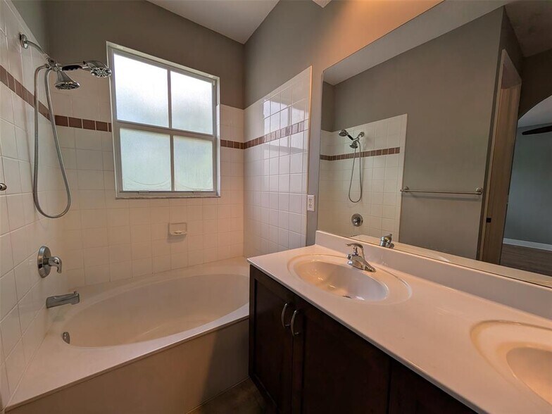 Building Photo - 2851 W Prospect Rd