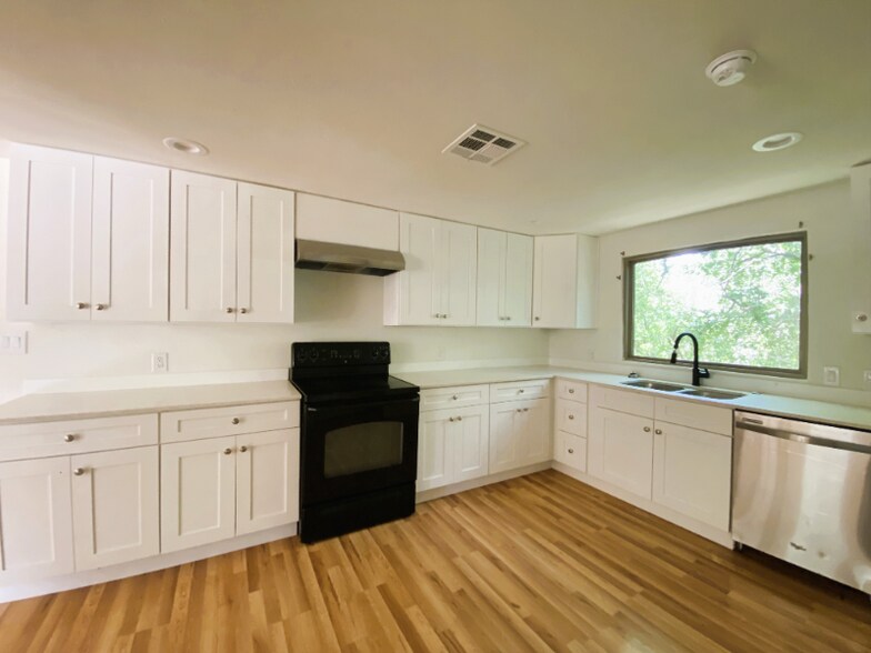 Building Photo - 201 Harmons Way