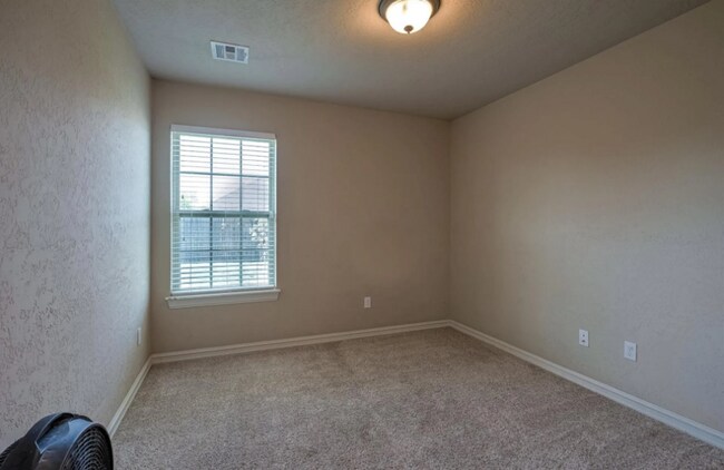 Building Photo - Prime Location! 3 bed/ 2 bath! Coming Soon!