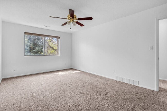 Building Photo - Gated 3 Bed Condo with Pool & Tennis Court