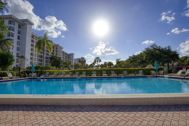 Building Photo - 2950 N Palm Aire Dr