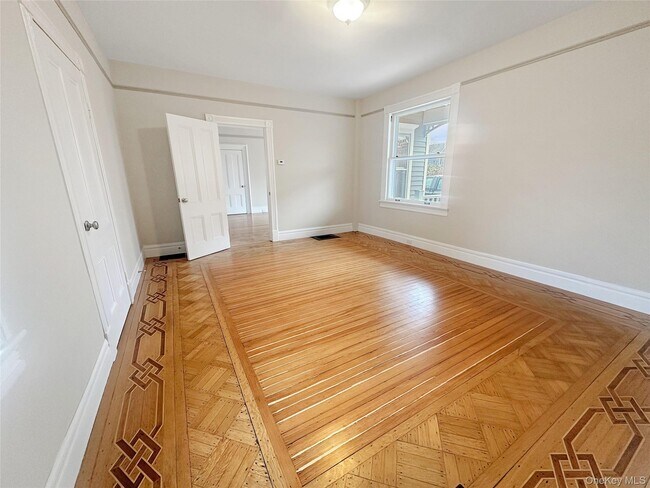 Building Photo - 611 Main St