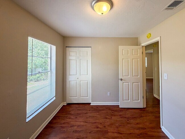 Building Photo - Move-in Ready Recently Updated 4BR/2BA House in Alachua! *Approved Application*