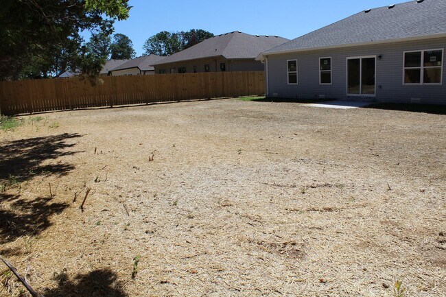 Building Photo - Great spacious home in Strafford
