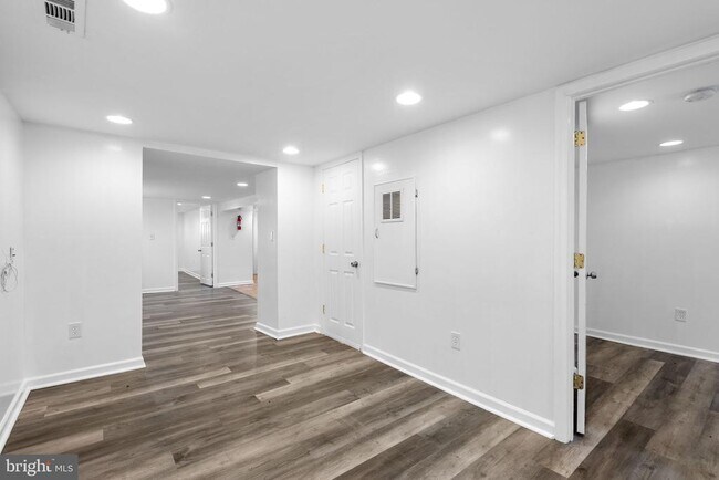 Building Photo - 141 Uhland Terrace NE
