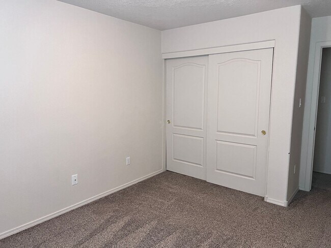 Building Photo - Refrigerated air! 4Br, 2Ba w/2 living areas, 3 CG