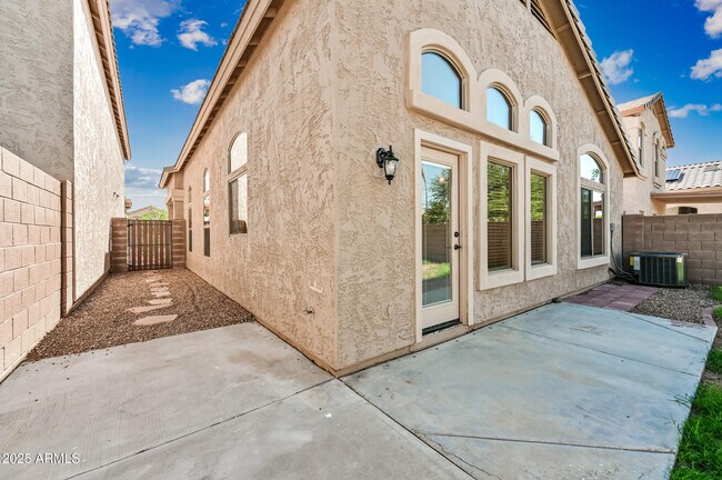 Building Photo - 10122 E Carmel Ave