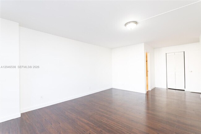 Building Photo - 1000 Parkview Dr