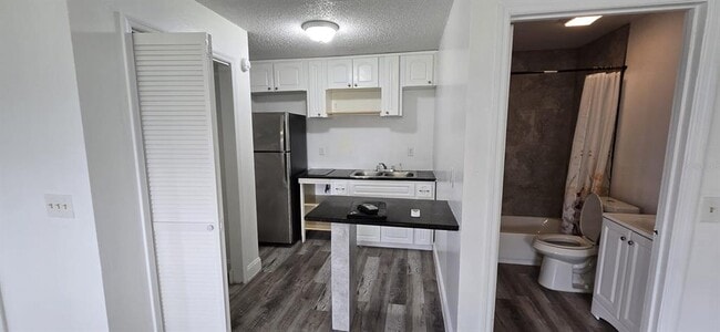 Building Photo - 669 Royalty Ct