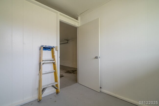 Building Photo - UPGRADED 4BR 2BA House in MANOA with SPLIT...