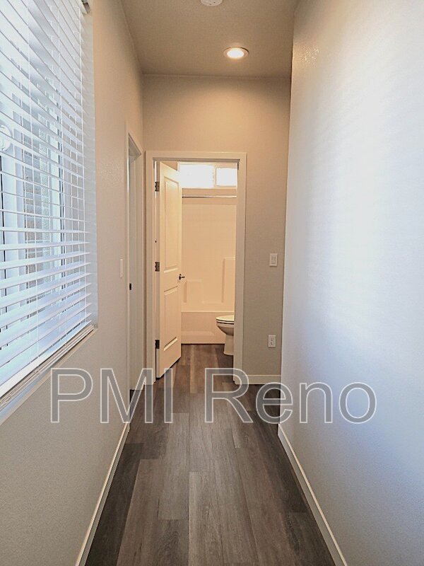 Building Photo - 1520 Golf Ct
