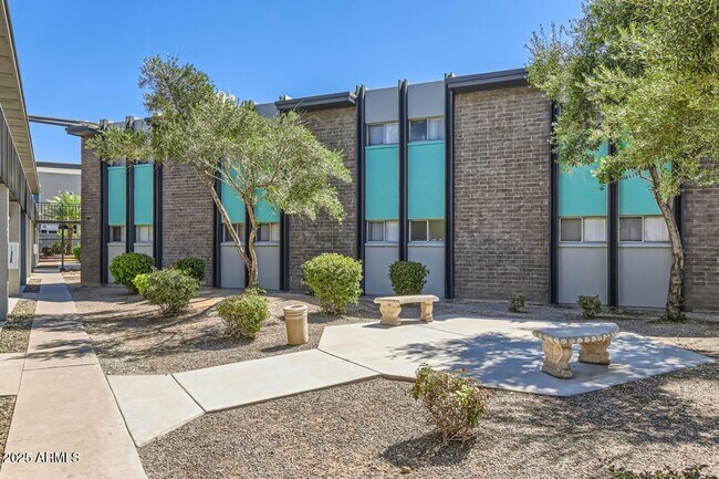 Building Photo - 1645 E Thomas Rd