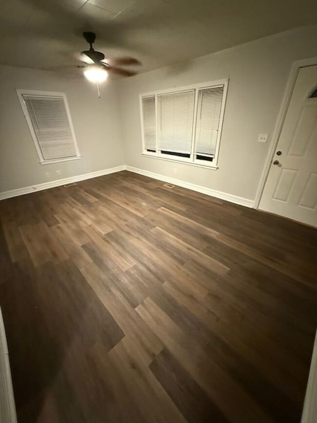 Building Photo - Two bedroom, 1 bath house in Burlington