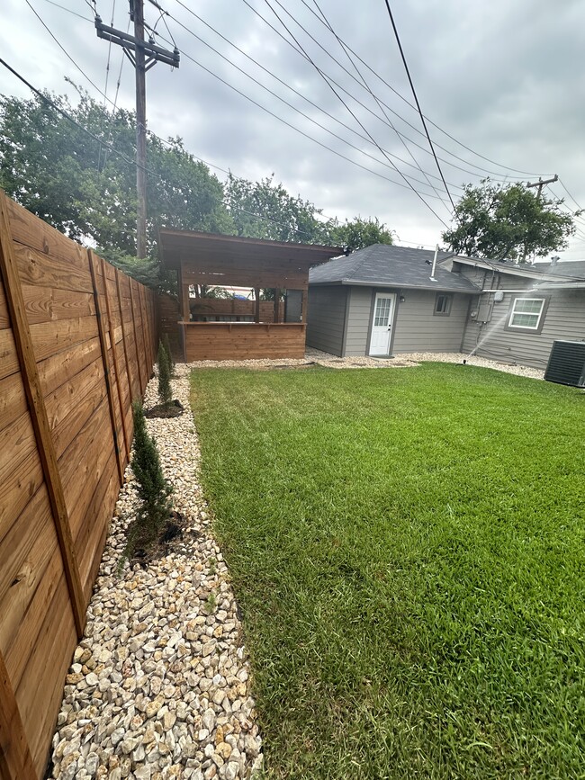 Building Photo - 735 Sprucewood Ln