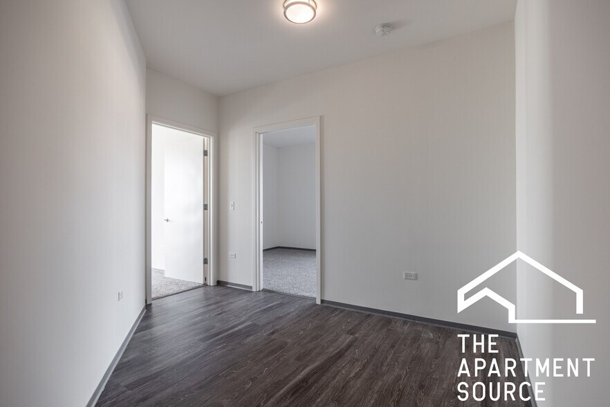 Building Photo - 2340 N California Ave