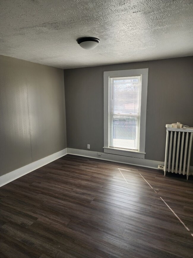 Building Photo - 3 bedroom 1.5 bath home