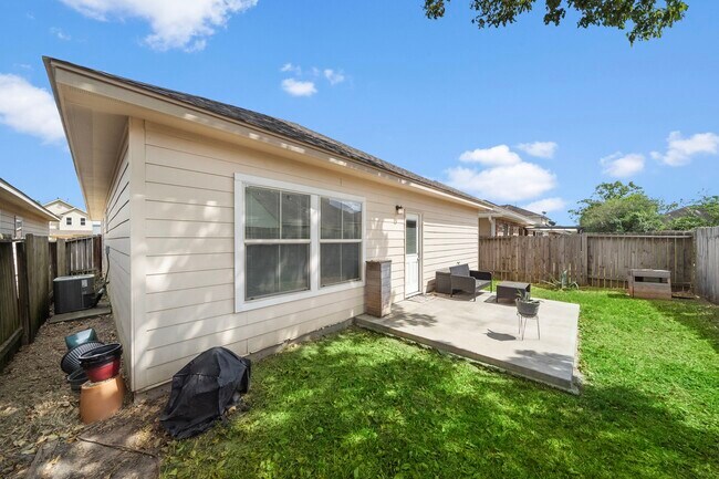 Building Photo - 18319 Hillingdon Ln