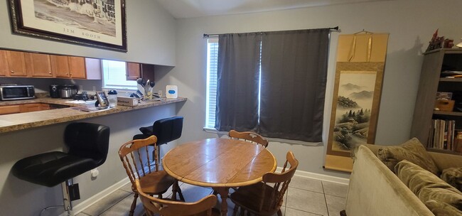 Building Photo - MODERN 3/2 w/ Garage, Fenced Yard, Washer/...
