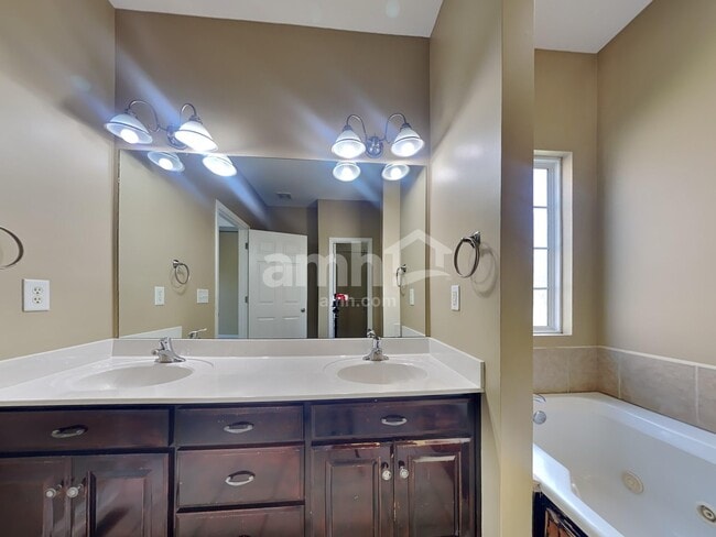 Building Photo - 1017 Stonehollow Way