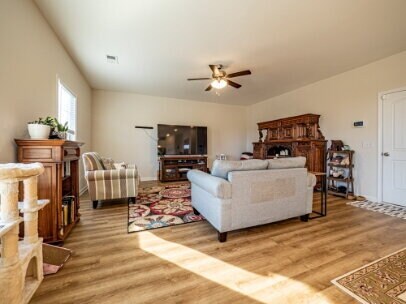 Building Photo - HUGE Owner's Suite!