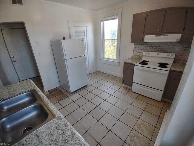 Building Photo - 325 W 31st St