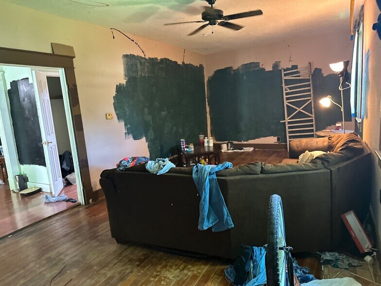 Building Photo - 805 S Hickory St