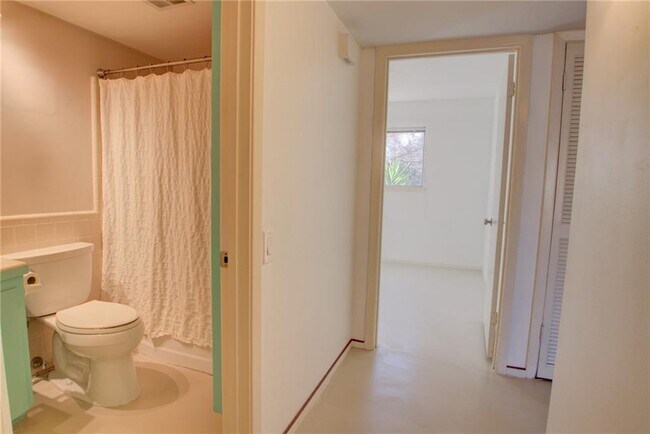 Building Photo - 1304 Mariposa Dr