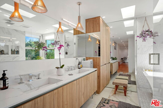 Building Photo - 2615 La Cuesta Dr