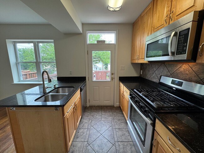 Building Photo - Charming 2 Bed 1 Bath Interior Townhome Wi...