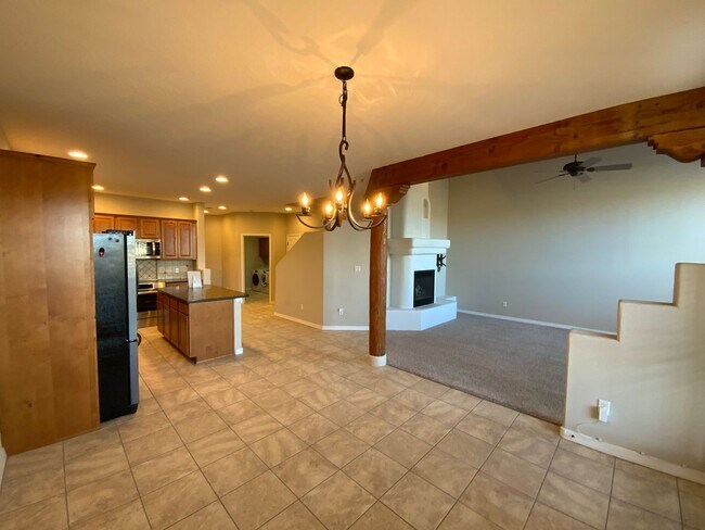 Building Photo - 3 Bedroom Townhome Available Near Wyoming Blvd NE & Paseo Del Norte Blvd NE!