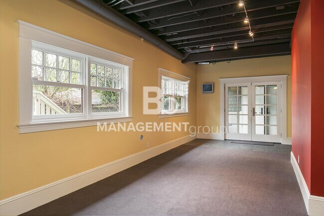 Building Photo - Stunning Historic Bungalow Just Minutes From City Center!