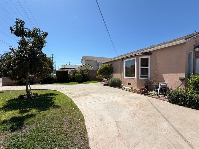 Building Photo - 10623 Olive St