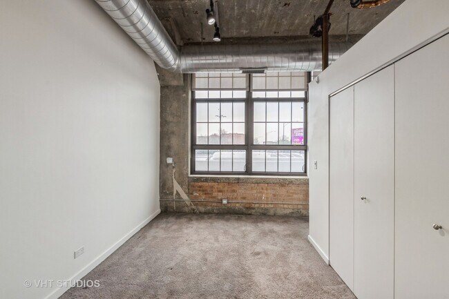 Building Photo - 3963 W Belmont Ave