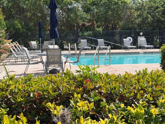 Building Photo - ANNUAL RENTAL - 4 BED / 3 BATH LAKE FRONT POOL HOME IN REGENT PARK