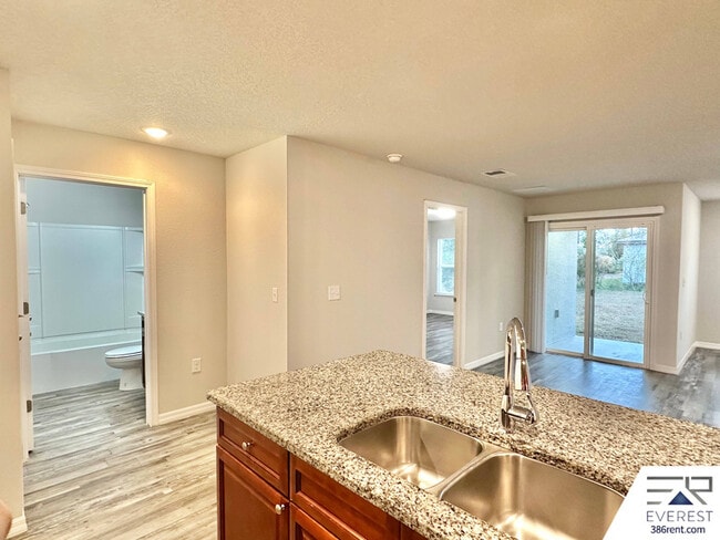 Building Photo - 10 Ryall Ln