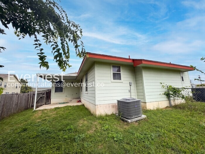 Building Photo - 1011 Iola Dr