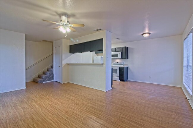 Building Photo - 2211 Creekside Ln