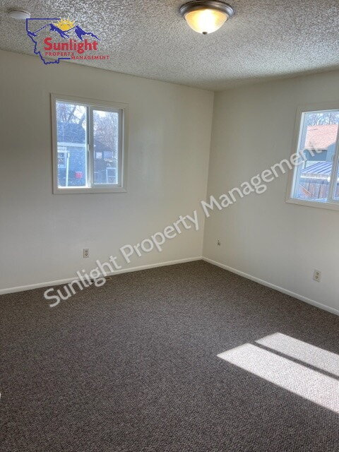 Building Photo - 2 Bed 1 Bath Duplex with Attached Garage