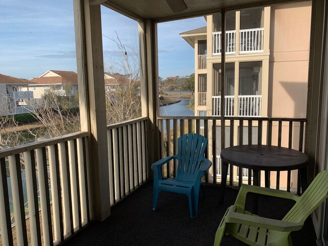 Building Photo - Walk to Beach, Furnished, 2 Bedroom, 2 Bat...