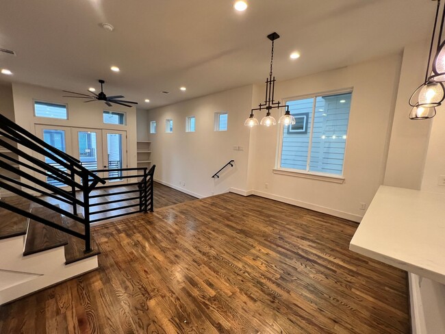 Building Photo - 3 story townhome with modern upgrades