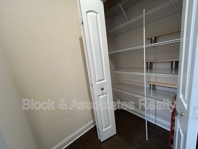 Building Photo - 1464 Land Grv Dr