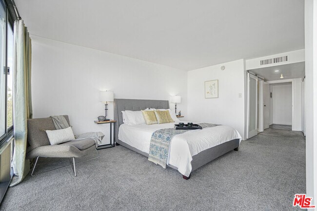 Building Photo - 4316 Marina City Dr